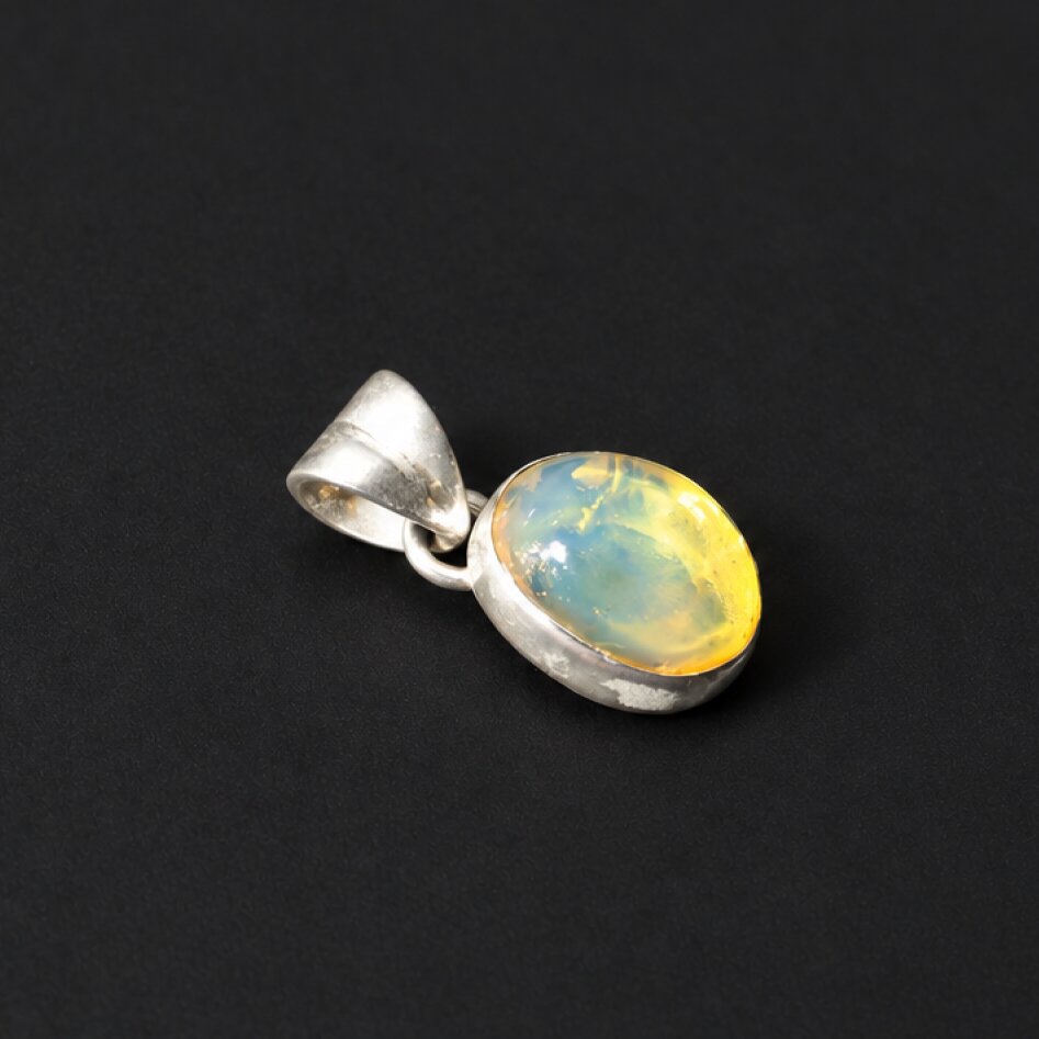 Timeless light blue Dominican amber sterling silver pendant 21mm