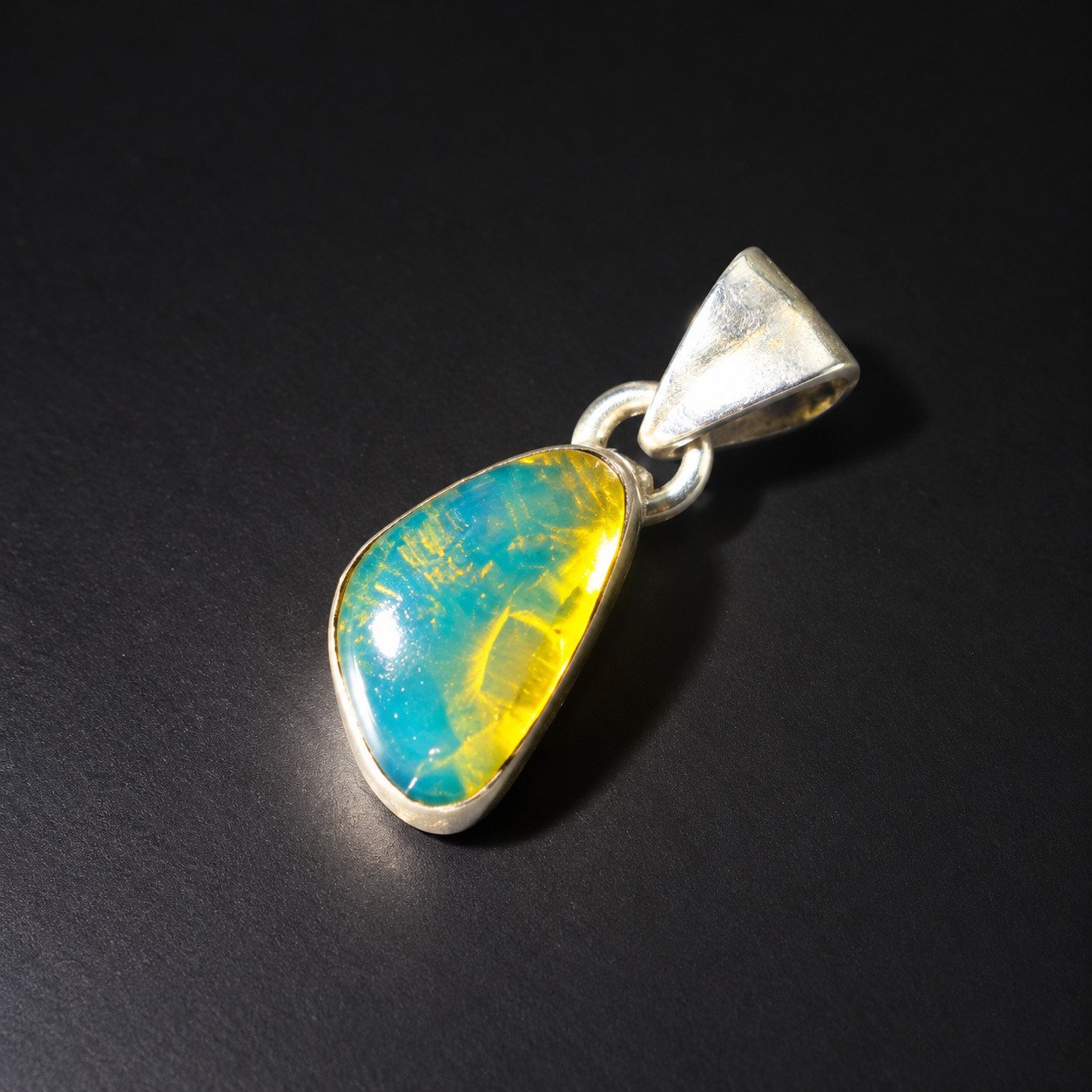 Elegant sky blue Dominican amber sterling silver pendant 1.6g